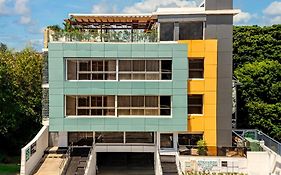 Hotel Stay Here Suites